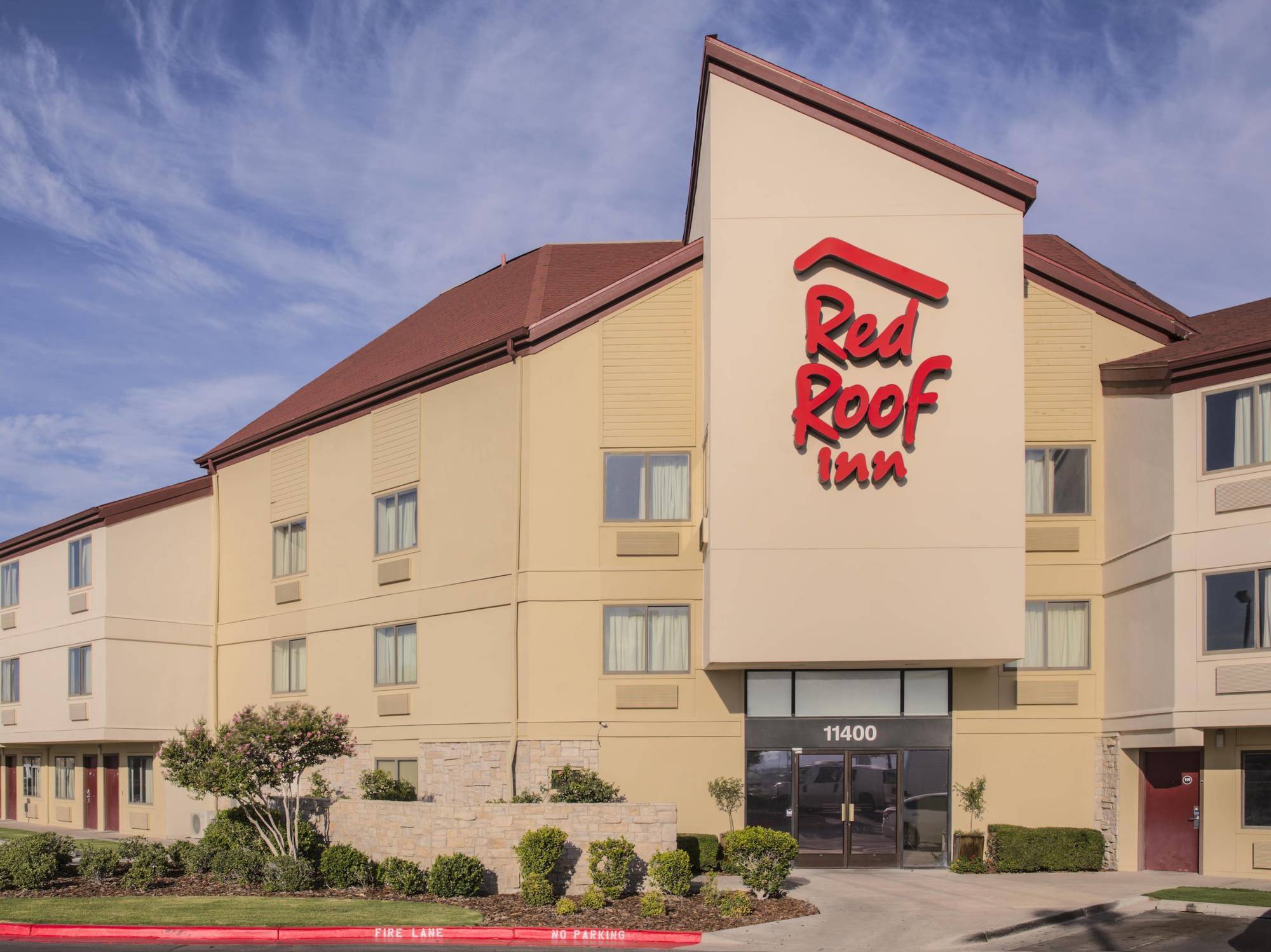Red Roof Plus+ East Hotel